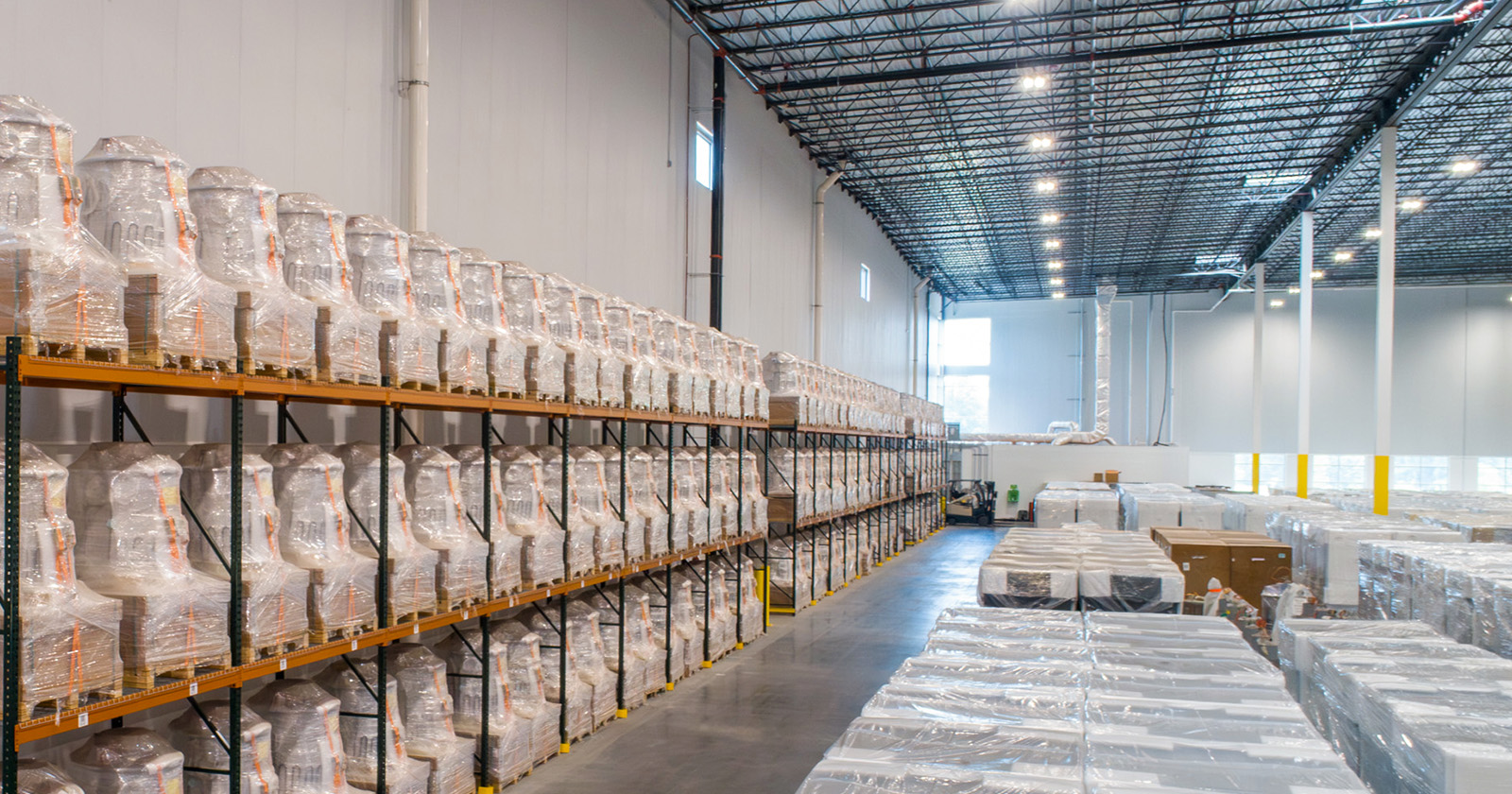 Warehouse cost and capacity - photo of organized warehouse interior